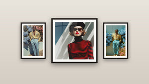 Galerijwand met drie ingelijste schilderijen