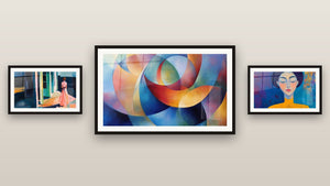 Mur de galerie avec trois tableaux encadrés