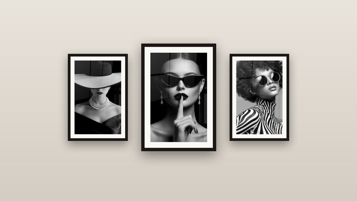 Galerijwand met drie ingelijste schilderijen