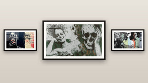 Mur de galerie avec trois tableaux encadrés : Mort beauté fanée, Crâne Angoisse blanche et Femme élégance macabre