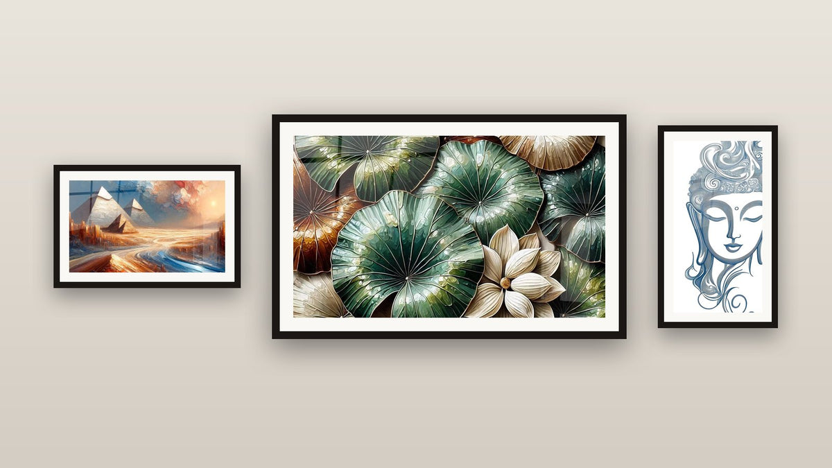 Pared de galería con tres cuadros enmarcados: Mirage Egipcio, Buda Reflejos interiores y Jardín de Reflejos
