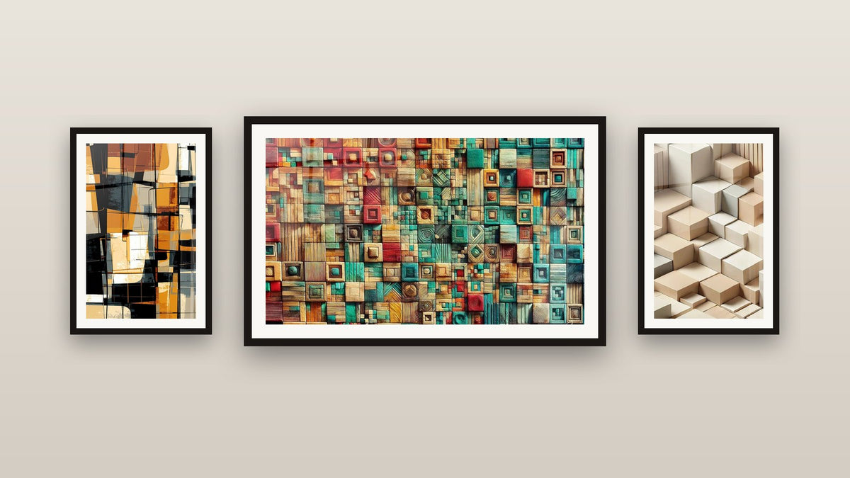 Parete galleria con tre quadri incorniciati: Astratta geometrica, Intreccio dei Colori e Minimalismo Scolpito