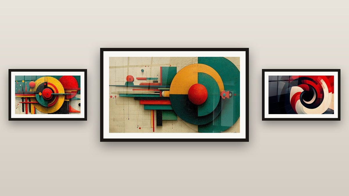 Galeriewand mit drei gerahmten Gemälden, darunter Geometrisches Bild Ewige Bewegung und Geometrie Gleichgewicht Dynamik