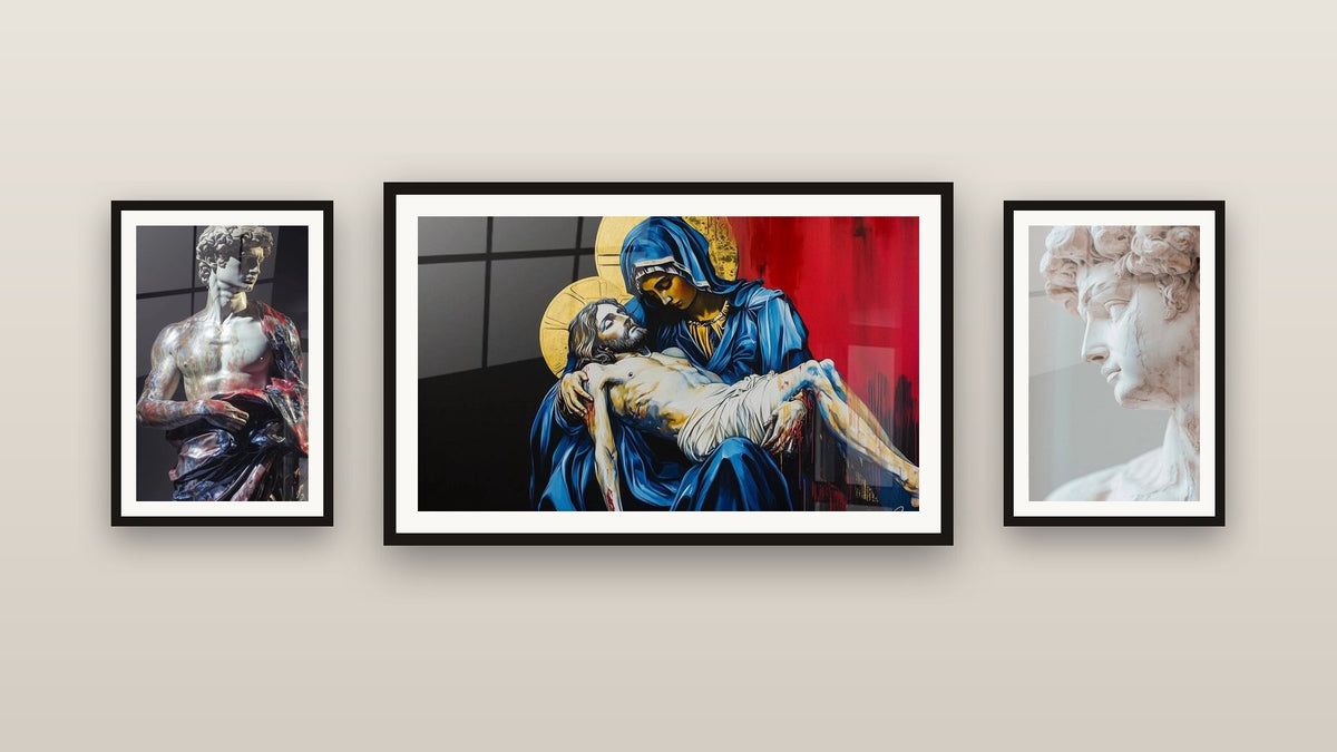 Mur de galerie avec trois tableaux encadrés, dont Inspiré par Pietà de Michel-Ange N°1