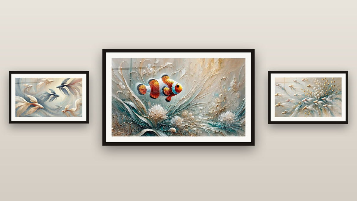 Galeriewand mit drei gerahmten Gemälden: Schwimmer der Träume, Flüstern der Ozeane und Botschafter der Anemonen