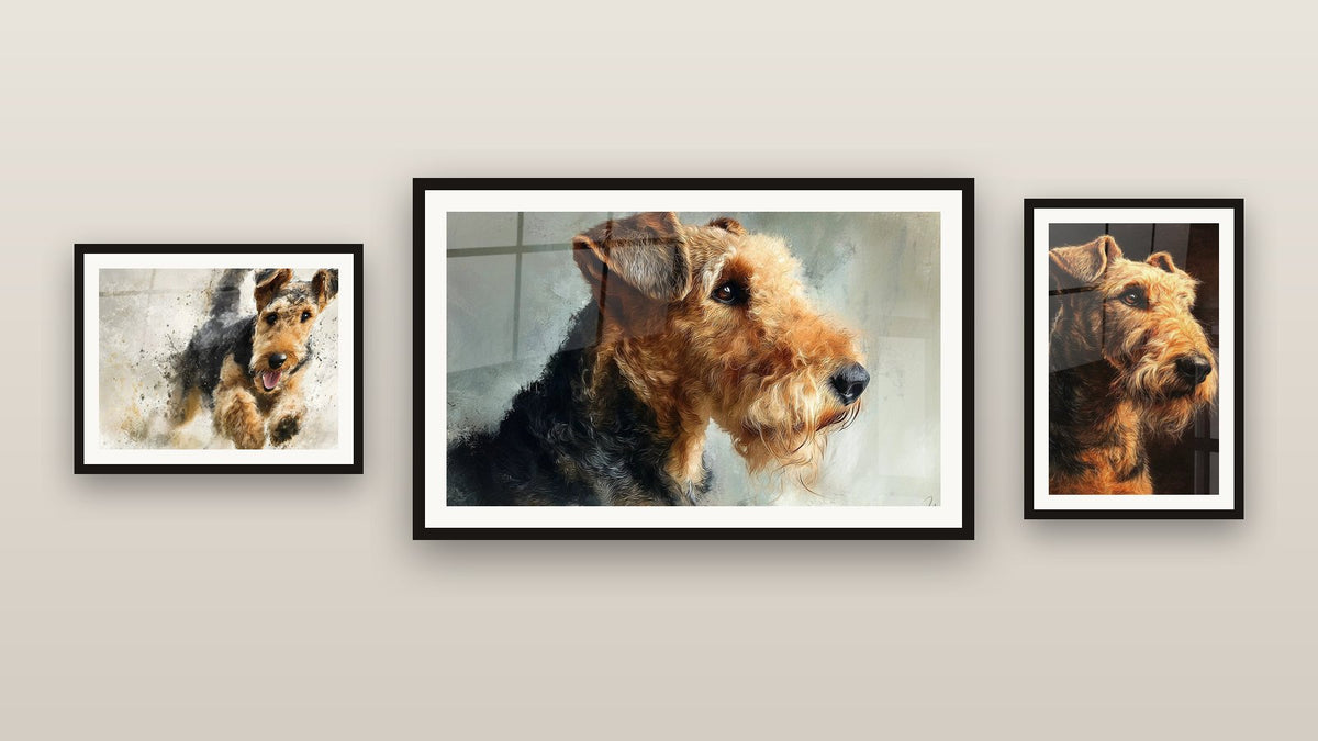 Mur de galerie avec trois tableaux encadrés, dont Portrait Canin Expressif aux Tons Dorés