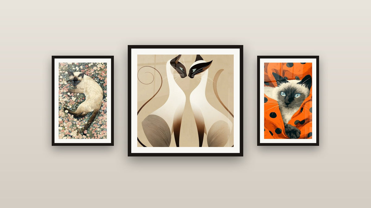 Mur de galerie avec trois tableaux encadrés, dont Chat Siamois dans un Jardin Fleuri et Chat Siamois aux Yeux Bleus