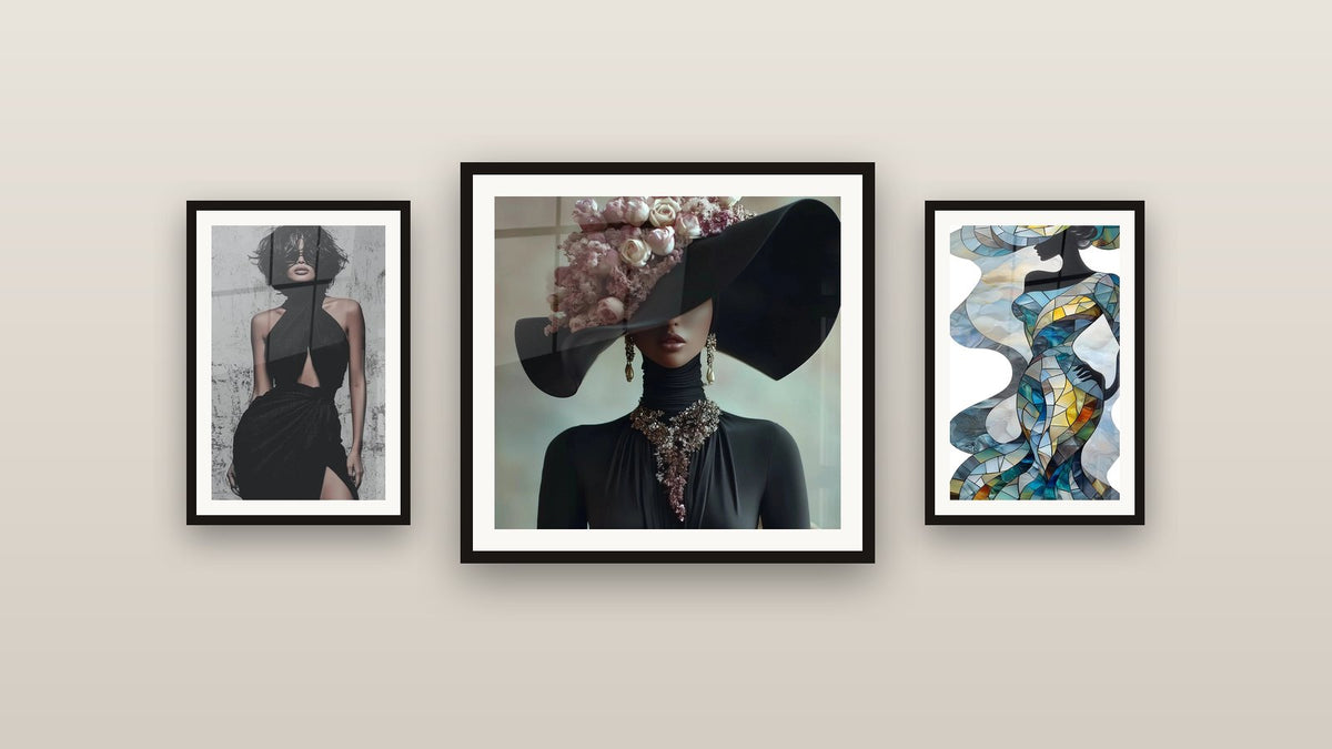 Galerijwand met drie ingelijste schilderijen: Portret Vrouw, Tafelstuk Portret Haute Couture en Vrouwelijk
