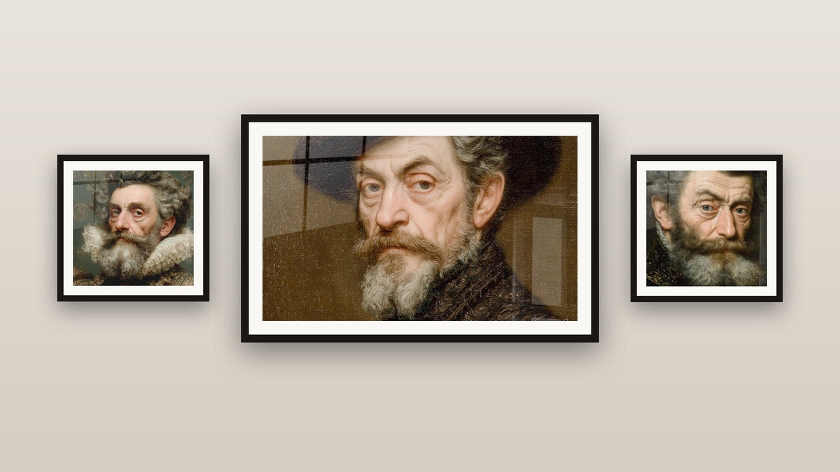Mur de galerie avec trois tableaux encadrés, dont Portrait Maître Penseur et Portrait Maître Intemporel