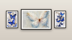 Pared de galería con tres cuadros enmarcados: Alas de Seda, Mariposa Sueño Cobalto y Mariposa en Vuelo Índigo