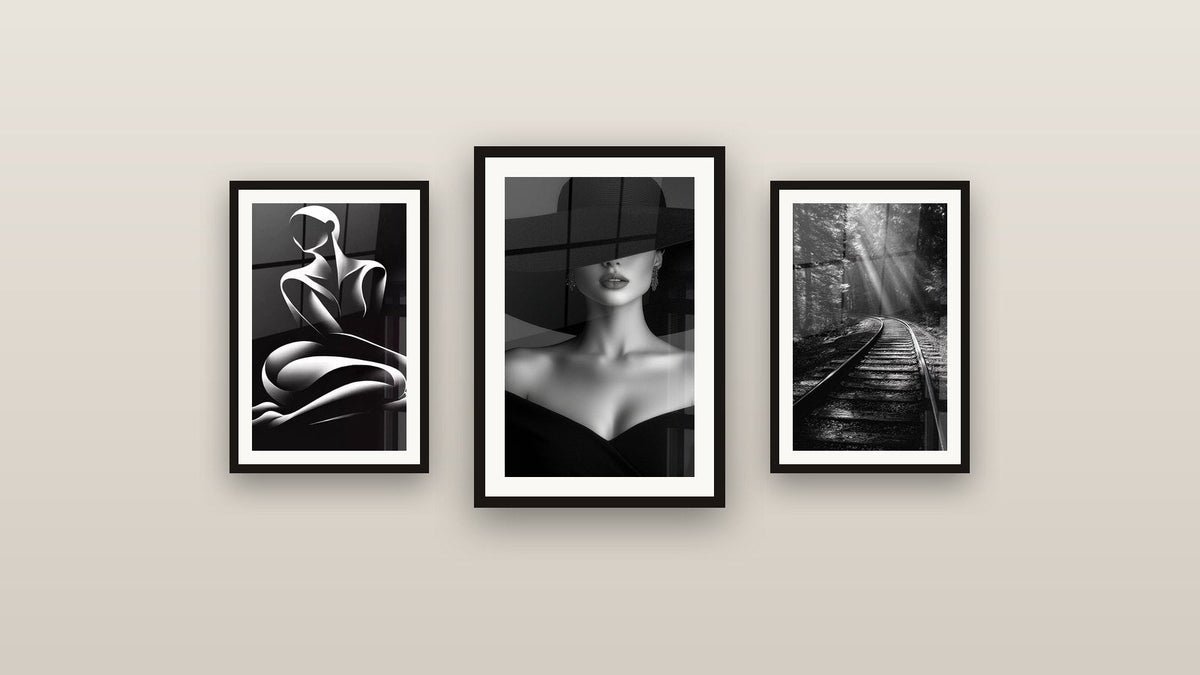 Mur de galerie avec trois tableaux encadrés, dont Mystère Sculpté et Chemin de Fer Forestier