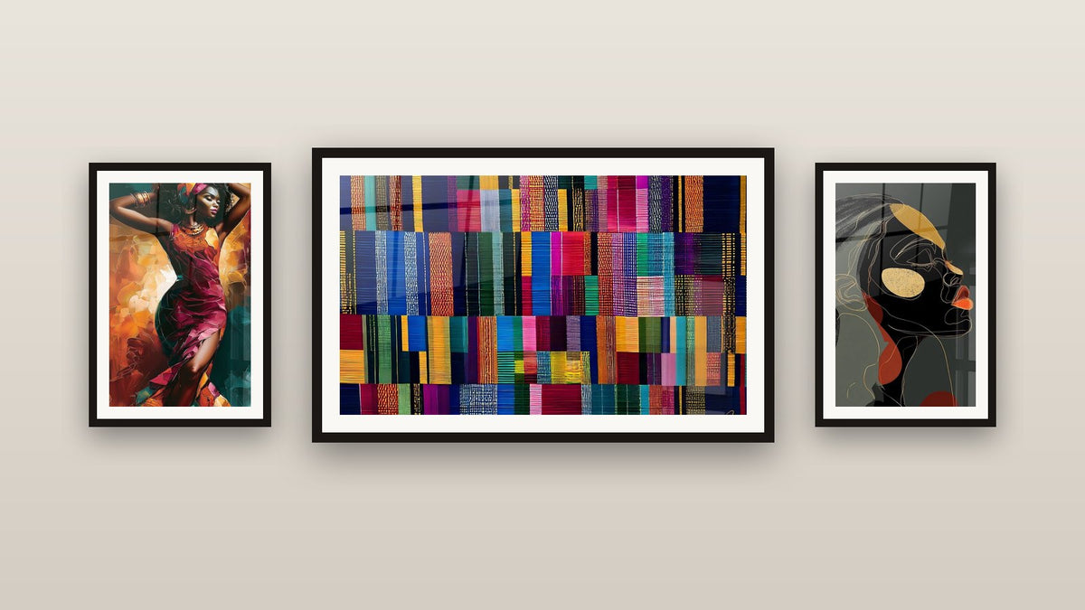 Parete galleria con tre quadri incorniciati, tra cui Profil Femmina Nera di e Motivi geometrici colorati