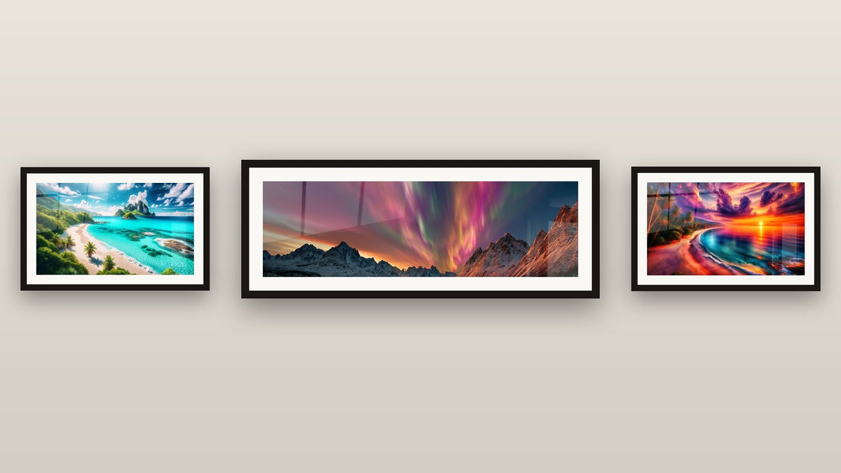Mur de galerie avec trois tableaux encadrés, dont Crépuscule Flamboyant en Bord de Mer et Sérénité des Eaux Cristallines