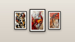Pared de galería con tres cuadros enmarcados: Formas Orgánicas, Lagarto estilizado y Cebra roja estilizada