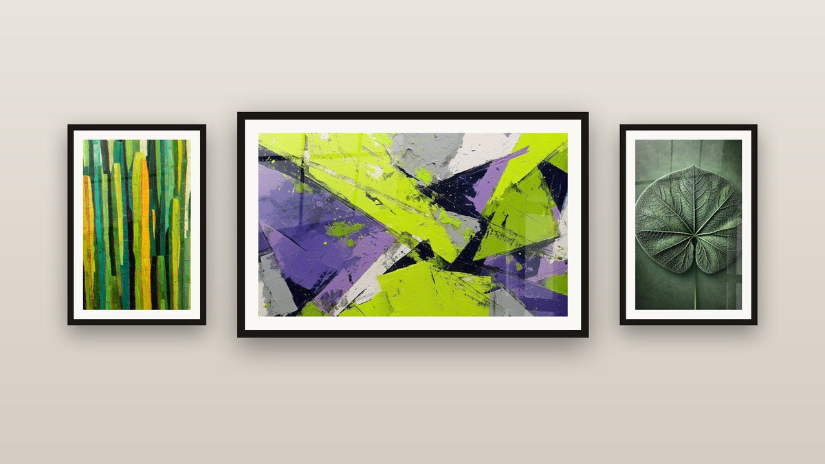 Mur de galerie avec trois tableaux encadrés, dont Symétrie Verte