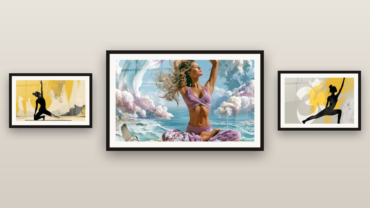 Pared de galería con tres cuadros enmarcados, entre ellos Silueta negra con tonos ocre y gris