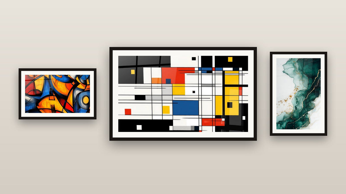 Galerijwand met drie ingelijste schilderijen, waaronder Geometrisch gekleurde compositie