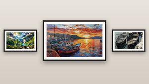 Galerijwand met drie ingelijste schilderijen: Eden Groen met Duizend Watervallen, Haven Nr. 3 en Poort nr. 2