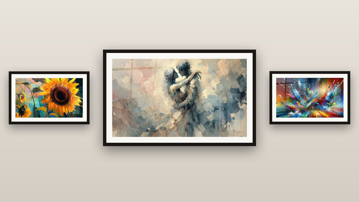 Parete galleria con tre quadri incorniciati: Big Bang Artistico Brillante, Girasole N°1 e Tra Noi