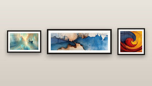 Mur de galerie avec trois tableaux encadrés : Tourbillon multicolore, Abstrait bleu et beige et Au Cœur de la Brise