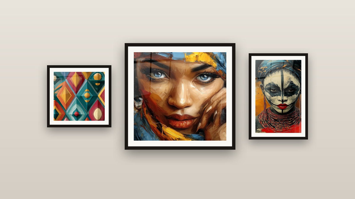 Parete galleria con tre quadri incorniciati, tra cui Volto Sguardo Oceano Azzurro e Donna d'Africa orgoglio del continente