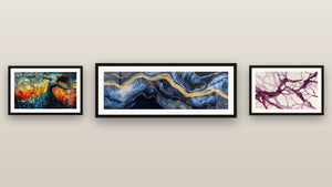 Galerijwand met drie ingelijste schilderijen, waaronder Vurig Vrije Dans Rood en Vloeibaar Marmer Eeuwigheid Blauw
