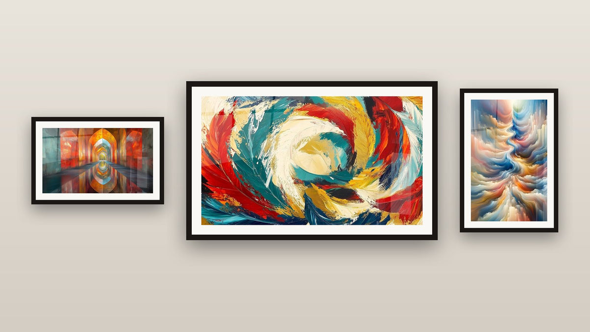 Mur de galerie avec trois tableaux encadrés, dont Résonance des Teintes Célestes et Voûtes Chatoyantes Vermillon