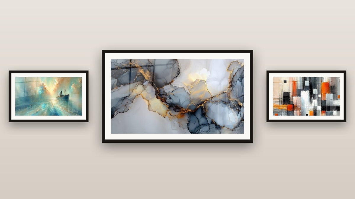 Galerijwand met drie ingelijste schilderijen: Blauwe en Gouden Tinten, In het Hart van de Bries en Mechanisch Kleurenpalet