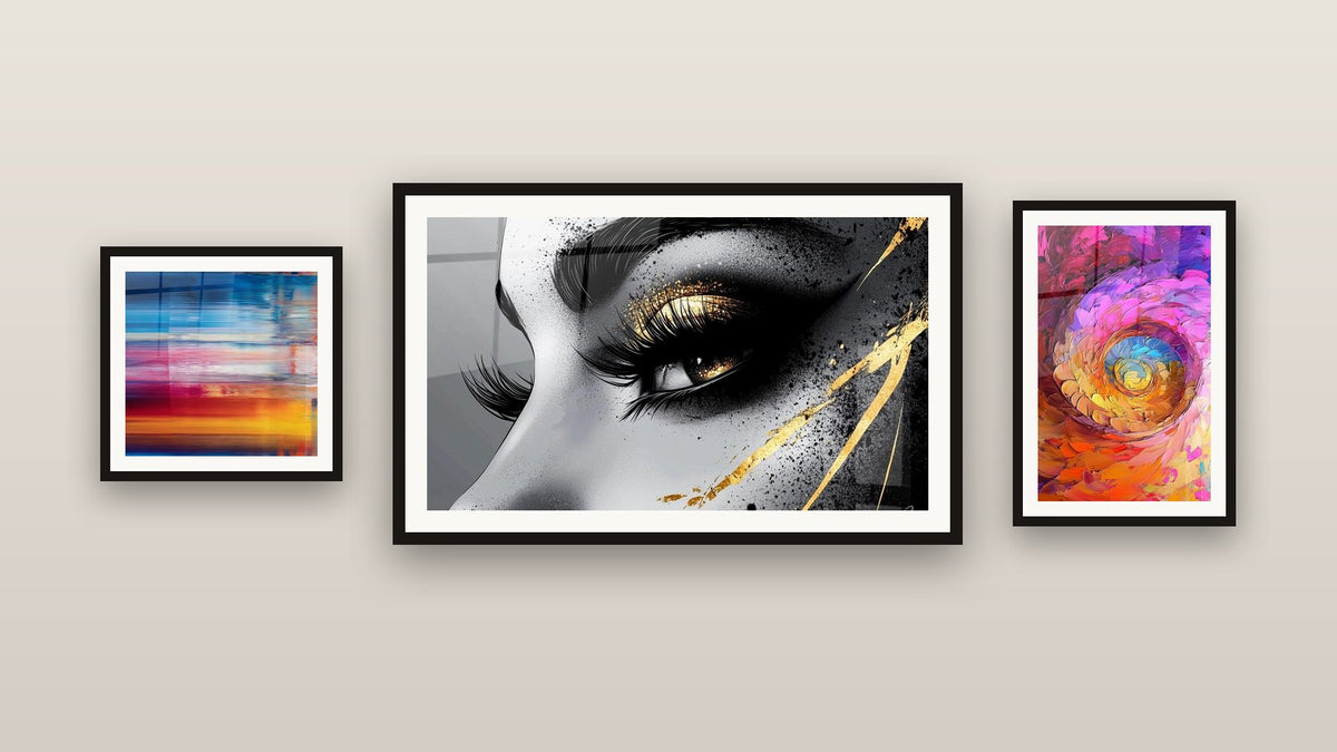 Pared de galería con tres cuadros enmarcados: Efecto glitch digital, Espiral remolino multicolor y Ojo Lágrima de Oro