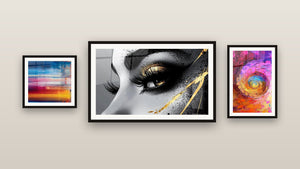 Galerijwand met drie ingelijste schilderijen, waaronder Digitale glitch-effect en Gouden Traanoog