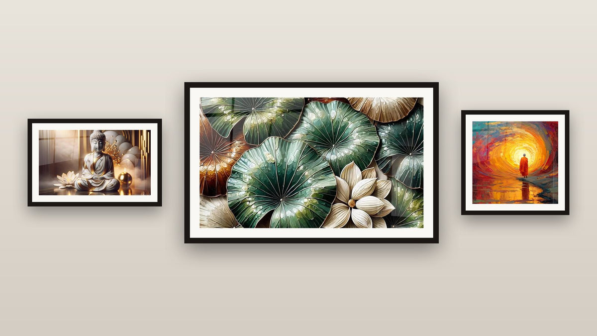 Pared de galería con tres cuadros enmarcados, entre ellos Jardín de Reflejos y Paz Mármol