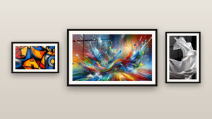 Mur de galerie avec trois tableaux encadrés : Tissus Fluides, Big Bang Artistique Éclatant et Formes géométriques colorées