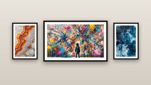 Pared de galería con tres cuadros enmarcados, entre ellos Remolinos Azules y Blancos Fluidos y Explosiones