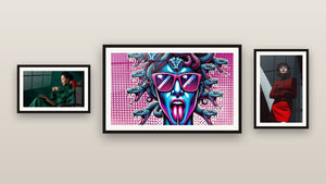 Galerijwand met drie ingelijste schilderijen, waaronder Pop Art