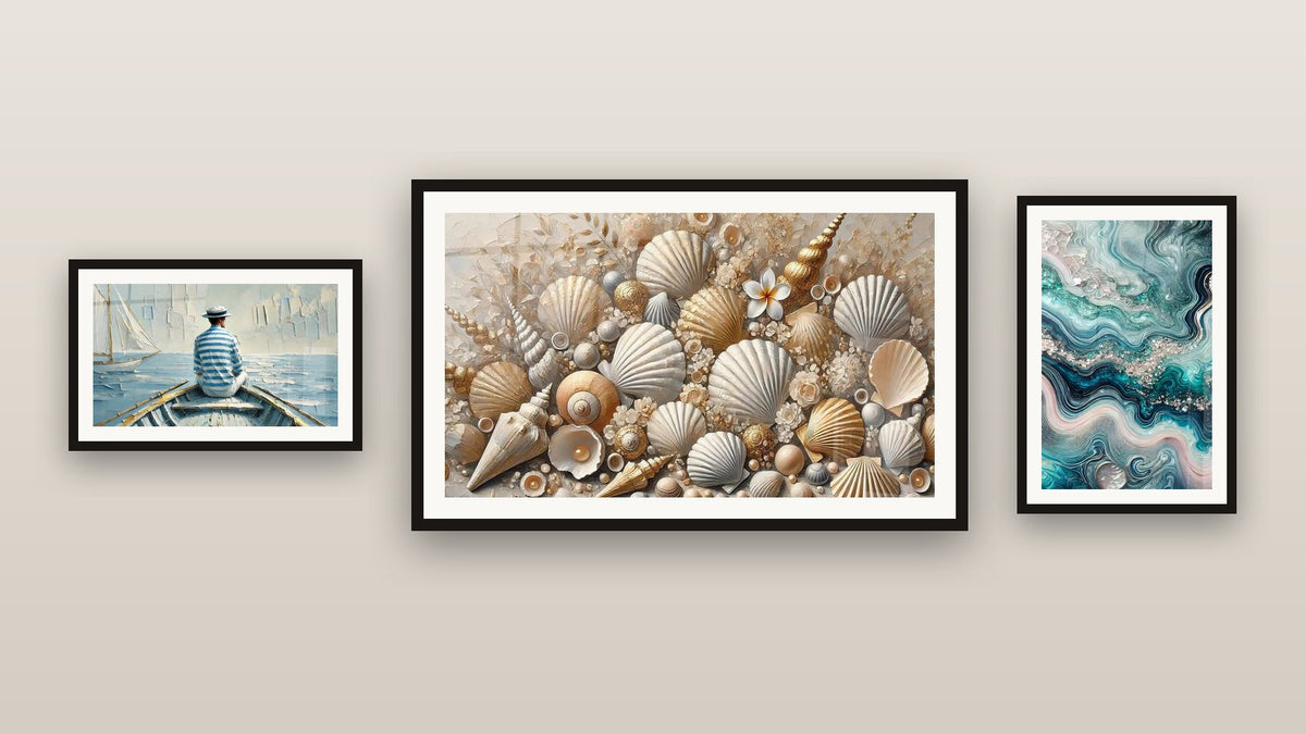 Pared de galería con tres cuadros enmarcados: Encanto Espuma, El Arte del Agua y Joyas de las Arenas