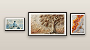 Galerijwand met drie ingelijste schilderijen, waaronder Boom van Toen en De Kunst van Water