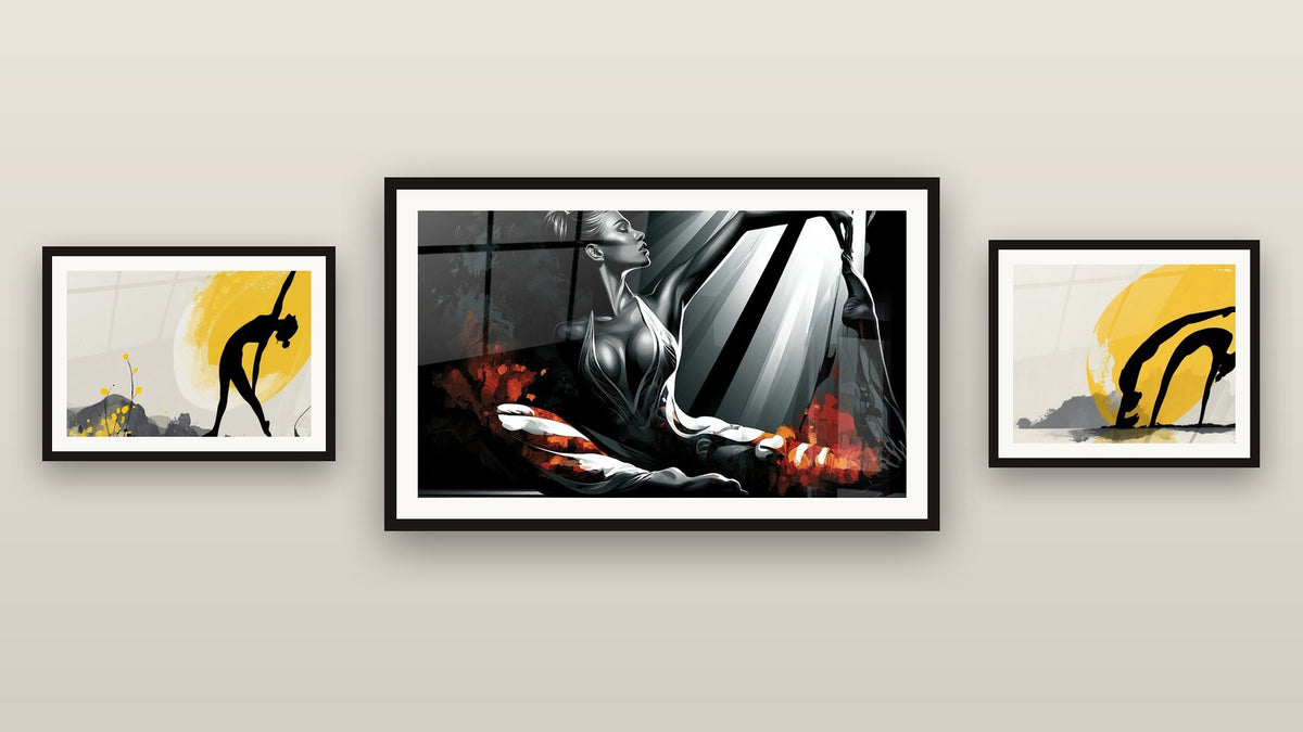 Mur de galerie avec trois tableaux encadrés, dont Silhouette noire et soleil doré et Silhouette noire et soleil doré en pont