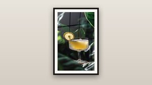 Ingelijst schilderij aan een muur: Cocktailbordje nr. 2