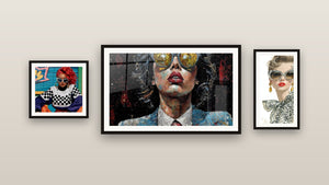 Pared de galería con tres cuadros enmarcados: Mujer Contemporánea, Pop Art Urbano y Mujer gafas cebra y margarita blanca