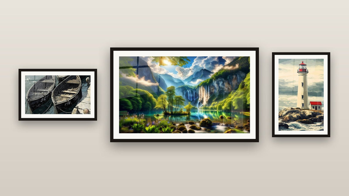Galeriewand mit drei gerahmten Gemälden: Eden Grün mit Tausend Kaskaden, Hafentafel Nr. 2 und Leuchtturmbild Nr. 3