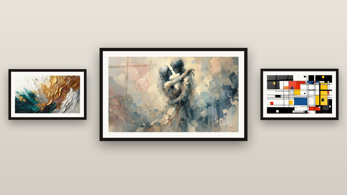 Mur de galerie avec trois tableaux encadrés : Entre Nous, Trace en Or et Jade et Composition géométrique colorée