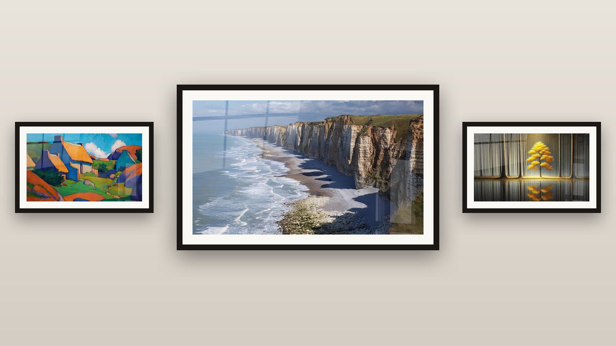 Mur de galerie avec trois tableaux encadrés : Village coloré, Falaises d'Étretat et Tranquillité Éternelle