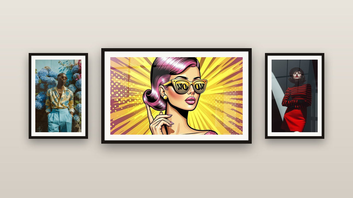 Galerijwand met drie ingelijste schilderijen, waaronder Wow Effect Plaat