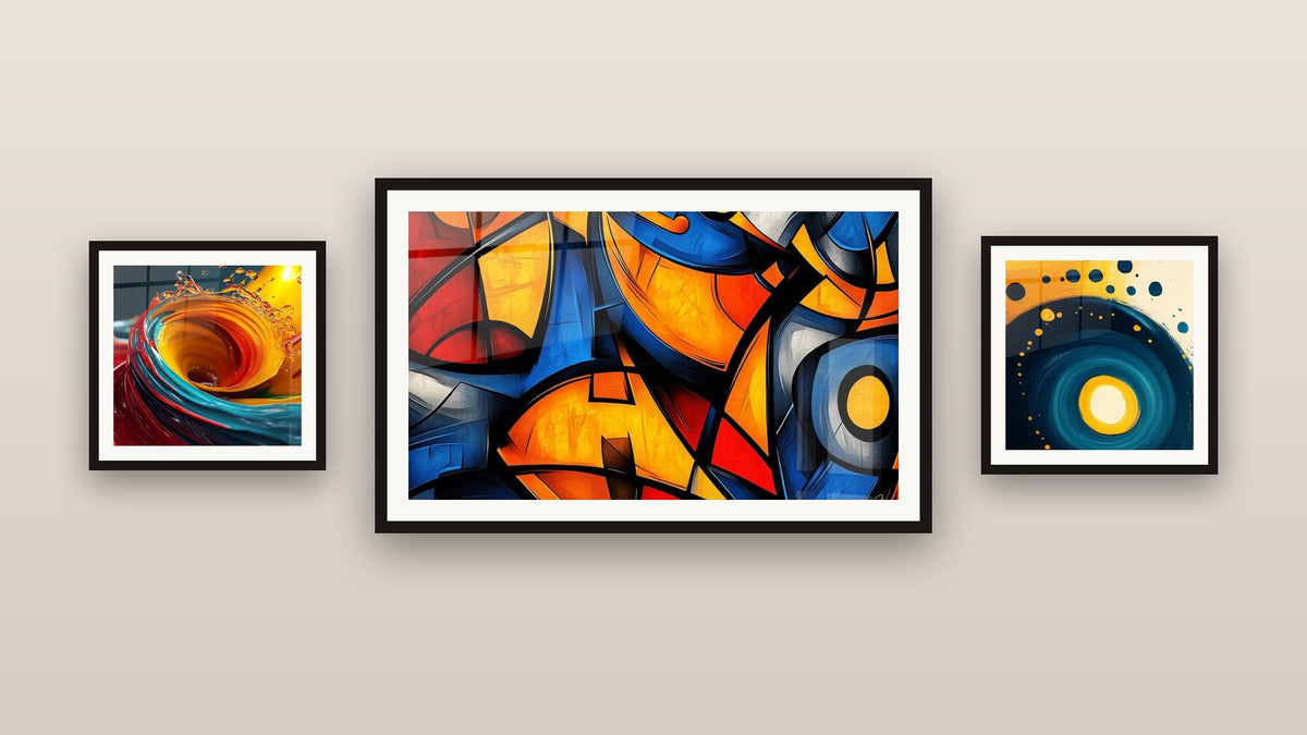 Parete galleria con tre quadri incorniciati, tra cui A spirale cosmica blu e arancione e A spirale liquido multicolore