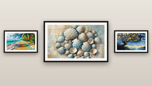 Galerijwand met drie ingelijste schilderijen, waaronder Marine Ornamenten en Serenata van de Palmbomen aan Zee