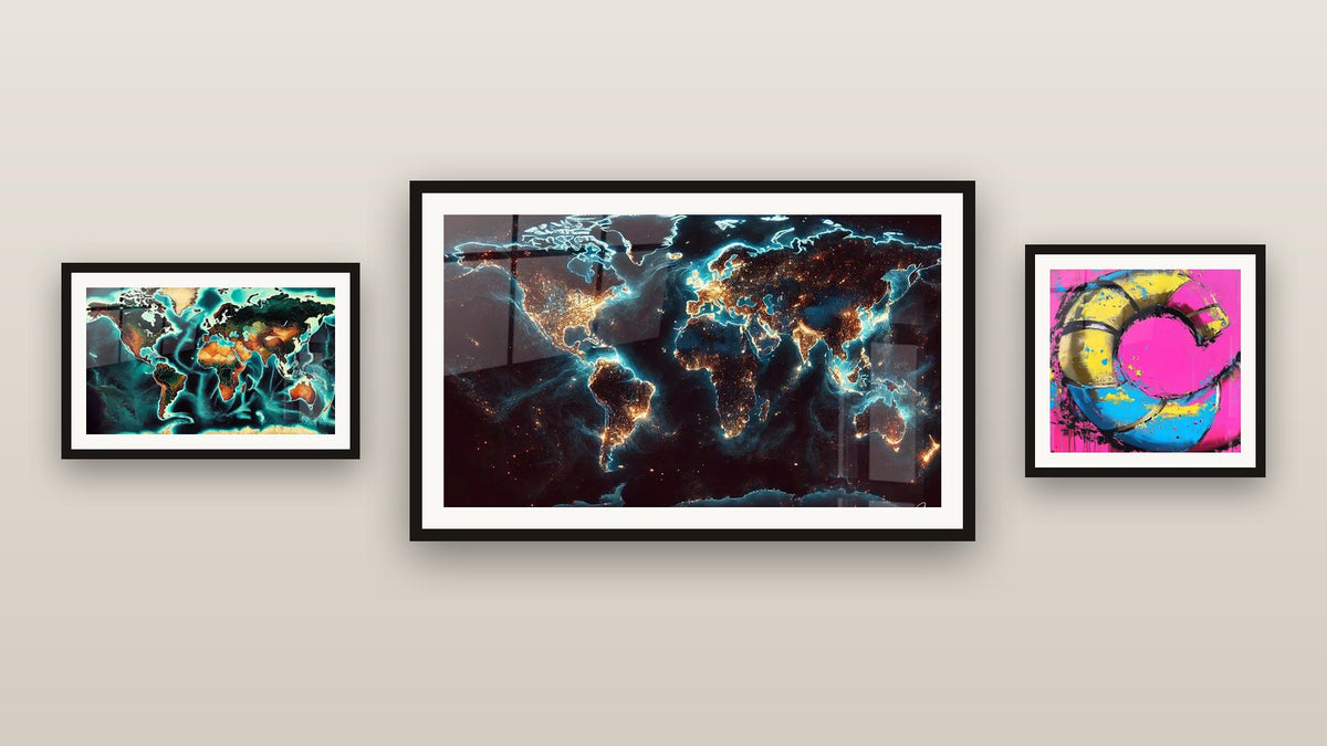 Mur de galerie avec trois tableaux encadrés : Spirale multicolore, Carte du Monde N°2 et Carte du Monde N°1