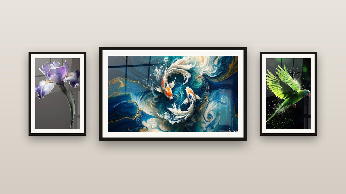 Galeriewand mit drei gerahmten Gemälden, darunter Iris-Wandbild Nr. 9 und Koi-Tanz