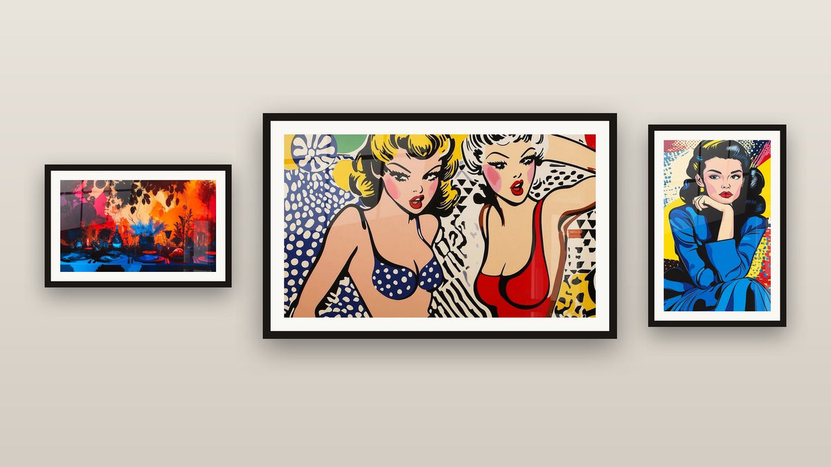 Mur de galerie avec trois tableaux encadrés