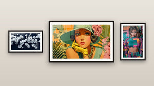 Pared de galería con tres cuadros enmarcados: Estilo retro, Arte Urbano y Flor de cerezo N°1