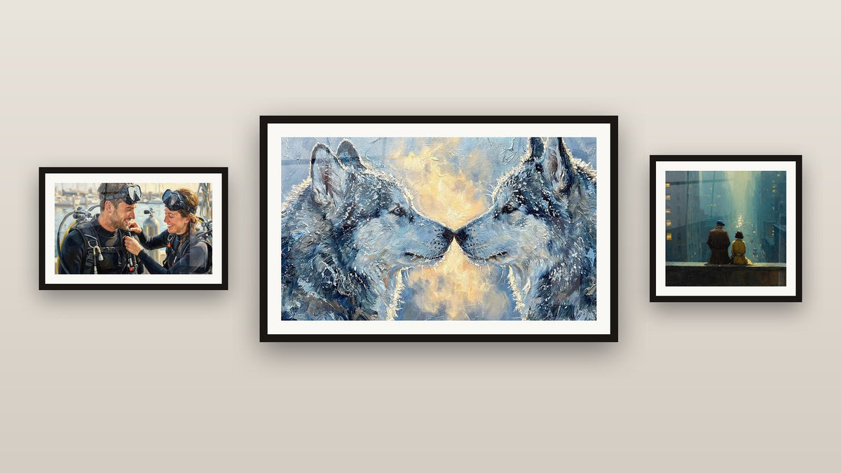 Parete galleria con tre quadri incorniciati, tra cui Coppia di Huskys con Musi che si Toccano e Coppia urbana contemplazione